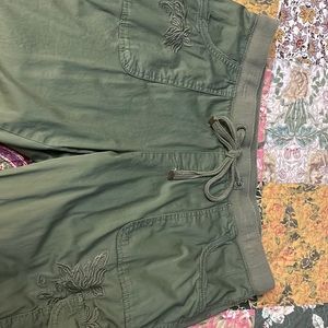 Terra & Sky 14W capri cargo pants. Bungee at bottom of leg. Embroidery on pocket